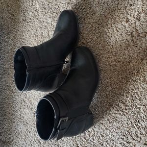 Croft & Barrow size 8 booties with buckle black